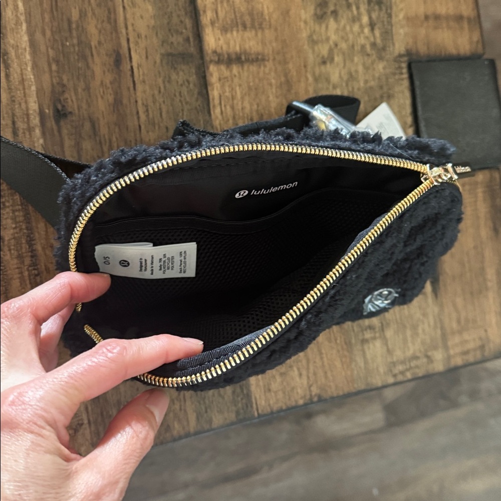 NEW Lululemon Everywhere Belt Bag Black Fleece 1L - Picture 15 of 16